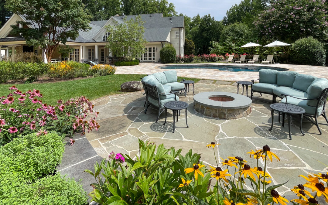 5 Features Every Outdoor Living Space Needs for Family Gatherings